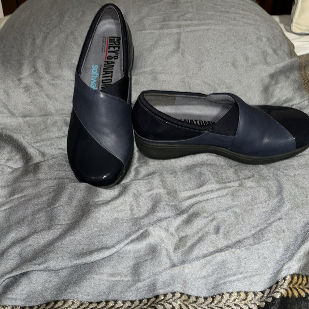 Walking Shoes - image 4